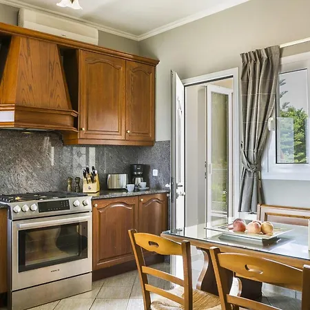 Arabella In 6 Bedrooms With Pool And Wifi Villa Capri